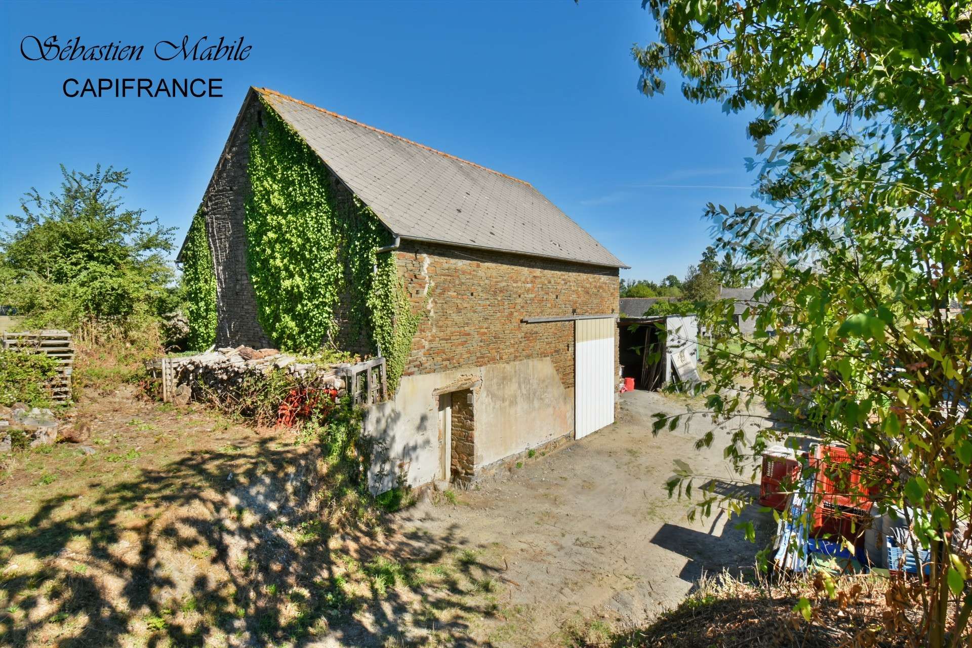 Grange en pierres avec hangar à vendre à Fougères