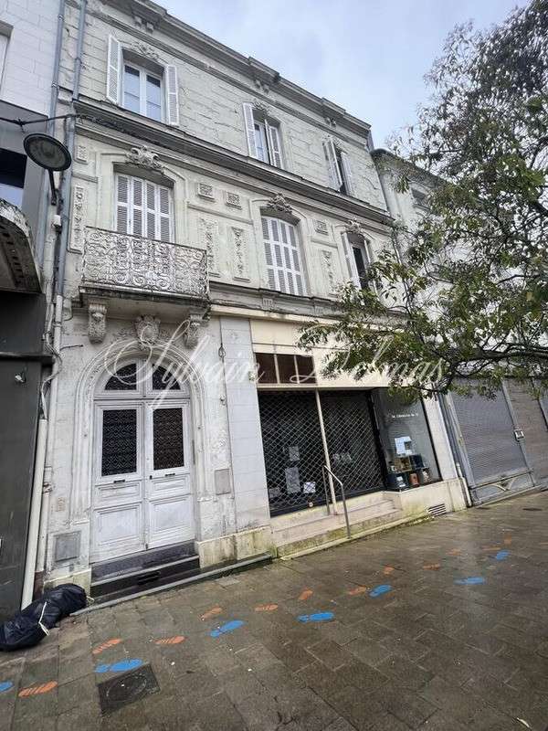 Immeuble à vendre à Châtellerault place des Halles