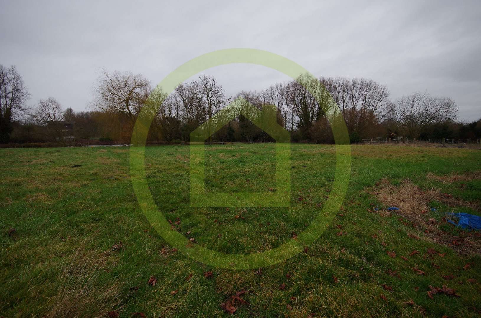 AV Parcelle avec étang privé de 4 817m² à Éstrun