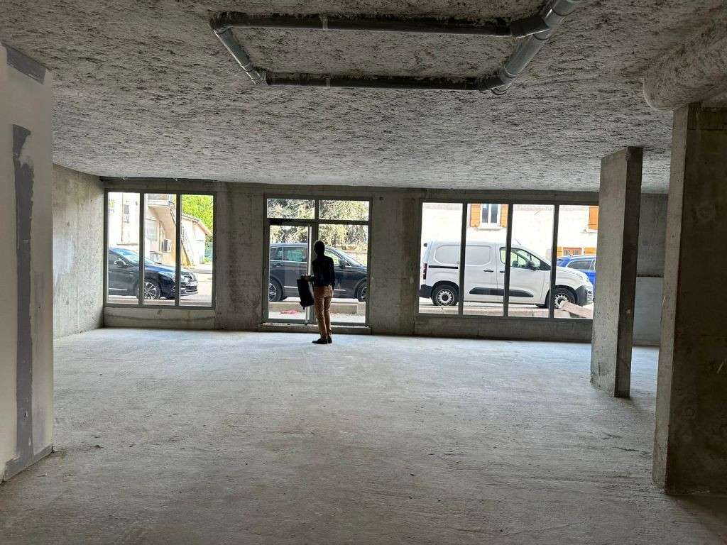 Rare opportunite à louer 177m² à St-Bonnet-de-Mure