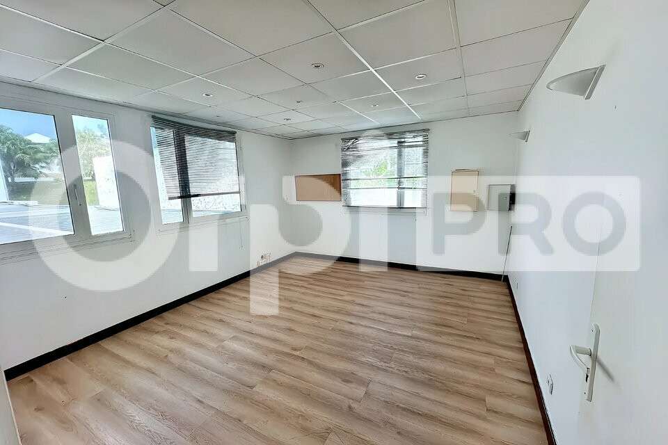 Loue local commercial et pro 88m² à Saint-François