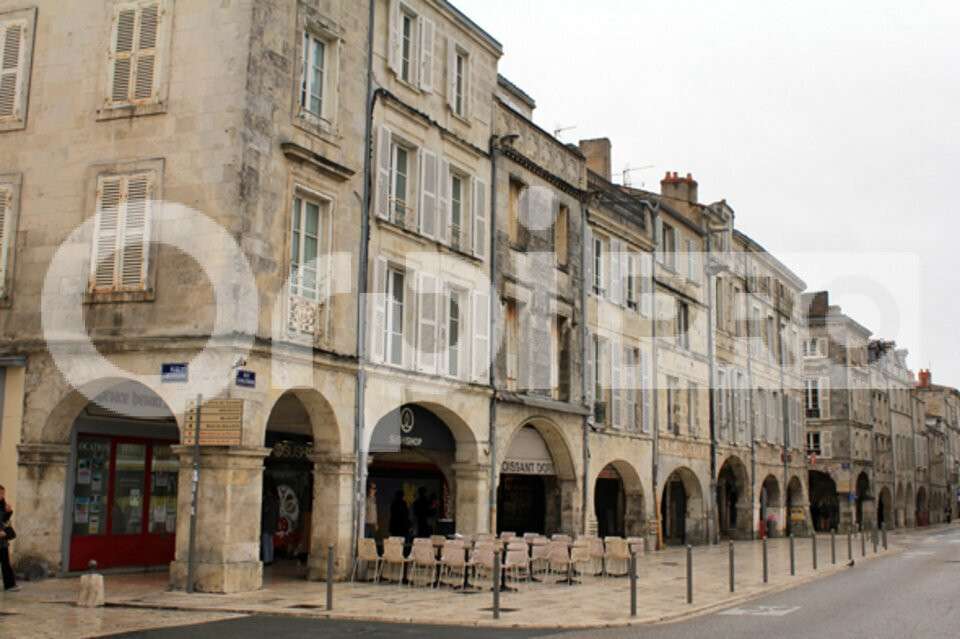 Loue boutique 89m² empl N°1 à La Rochelle centre