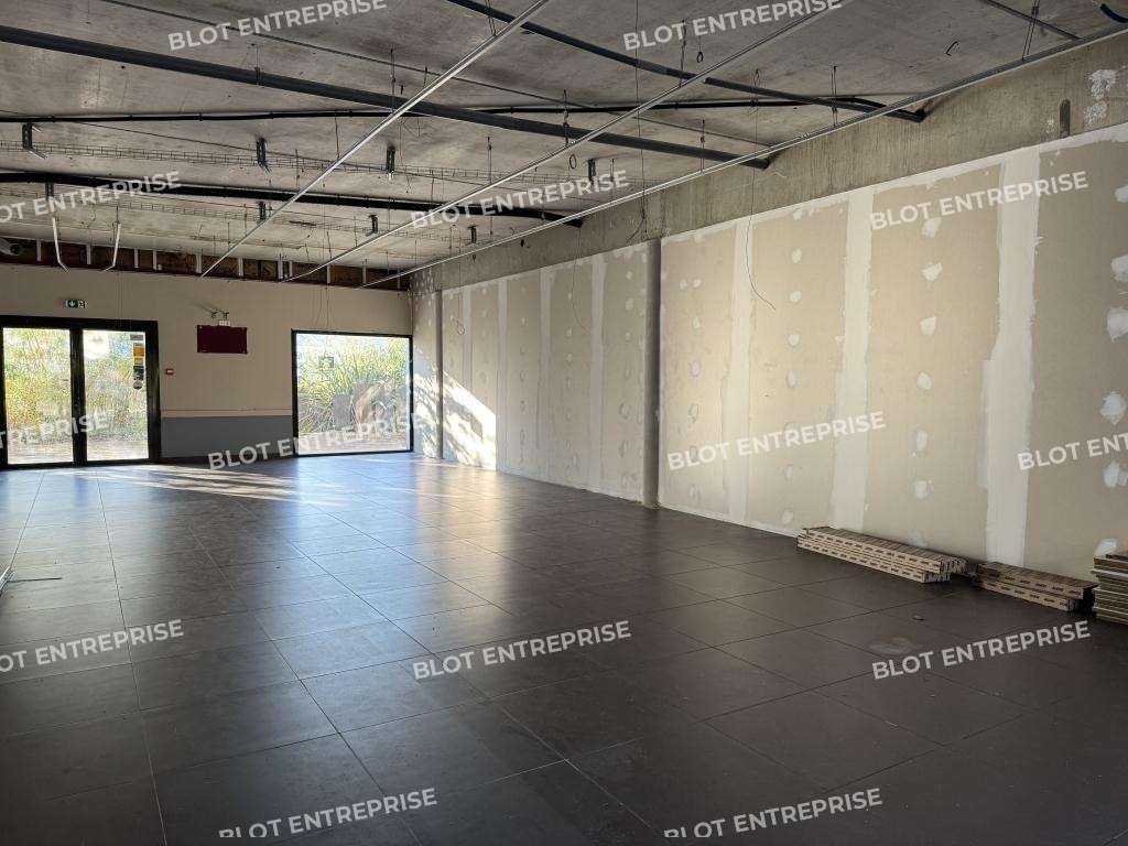 Loue local bureaux commerce 100m² Vannes Plescop