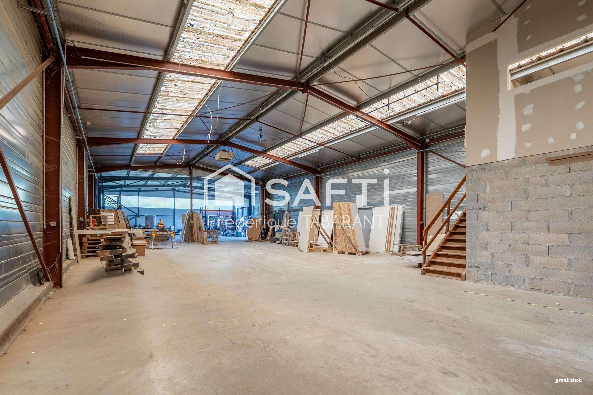A vendre entrepôt bureau de 600m² à Mondouzil