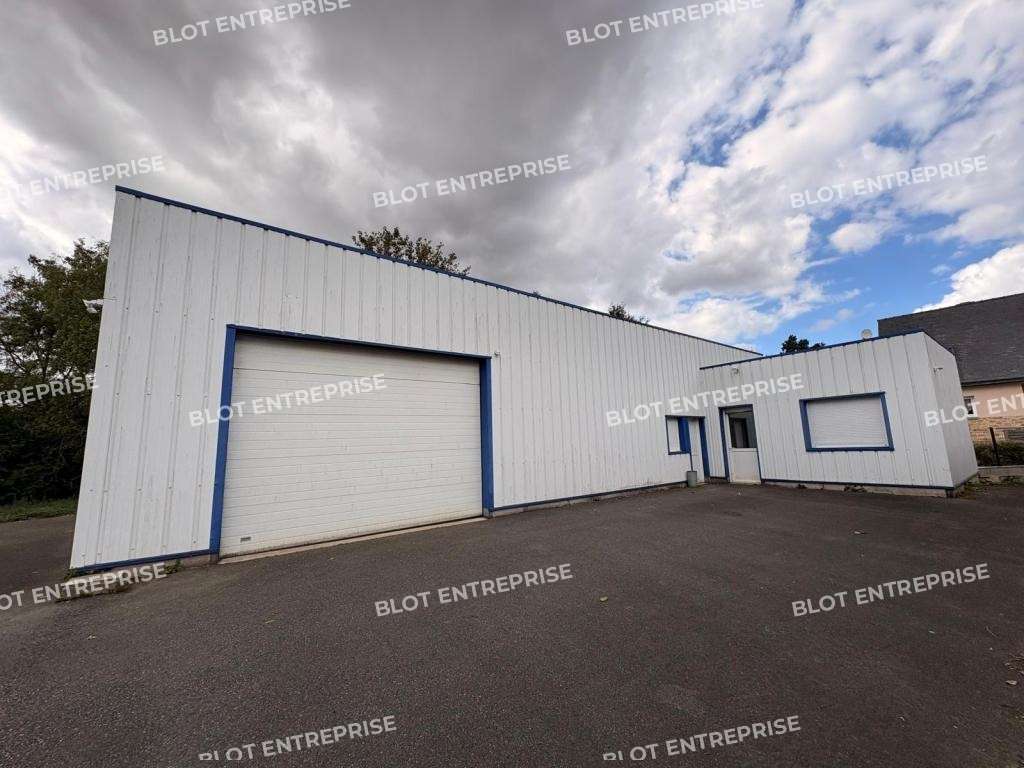 Loue local avec porte sectionnelle 210m² le Foeil