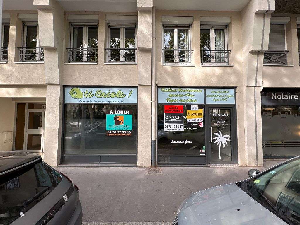 Loue local commercial 94m² place Guichard à Lyon