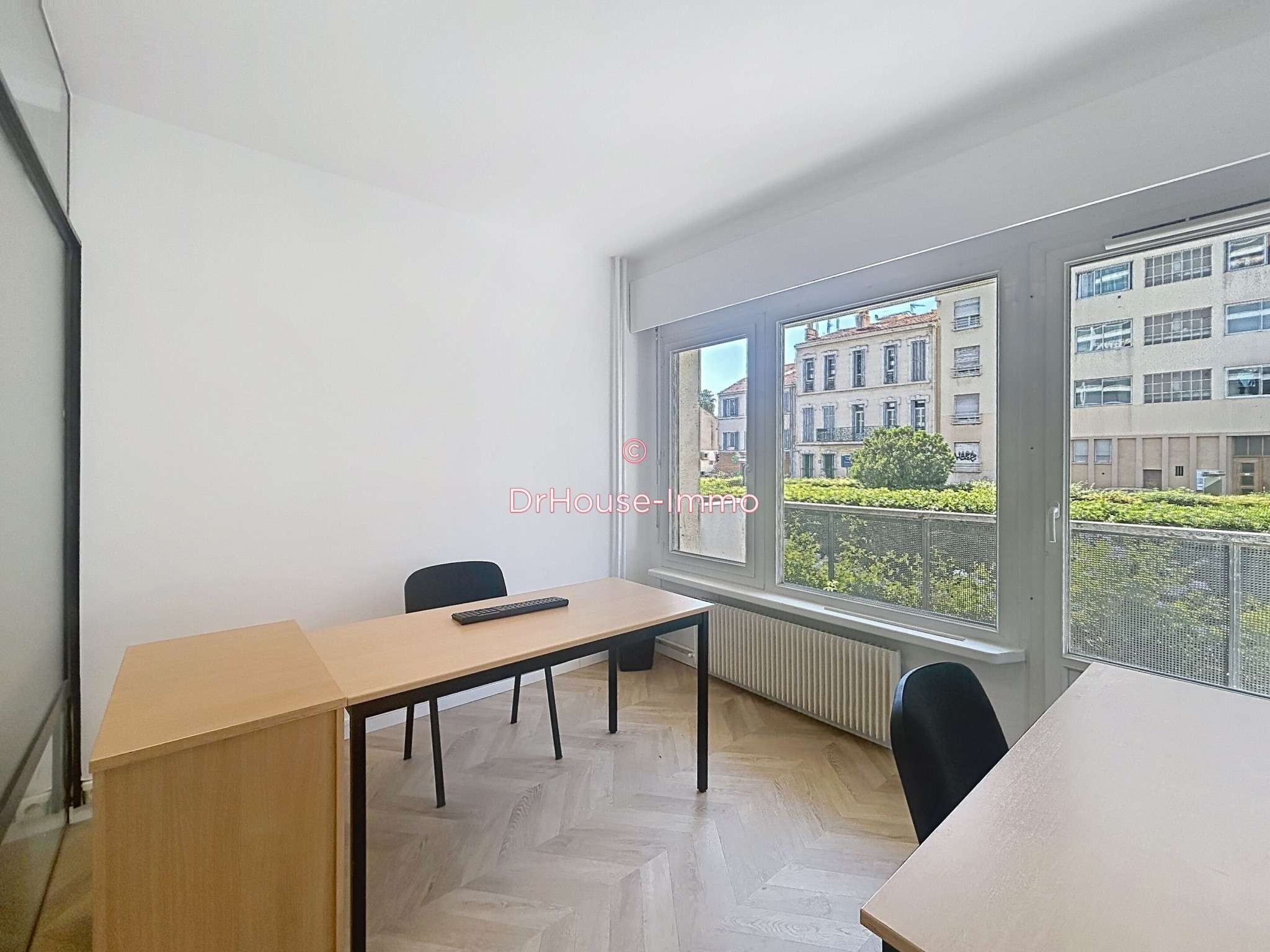 Loue bureau 11m² en centre affaires à Marseille 8