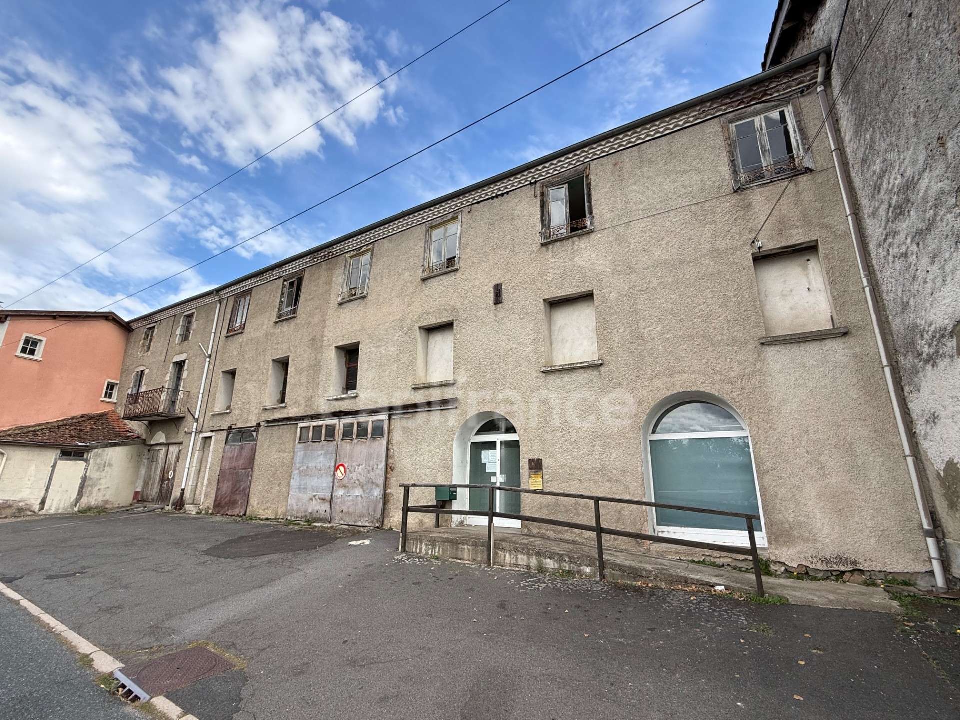 Bâtiment 420m² bureaux 2 garages à St-Just 