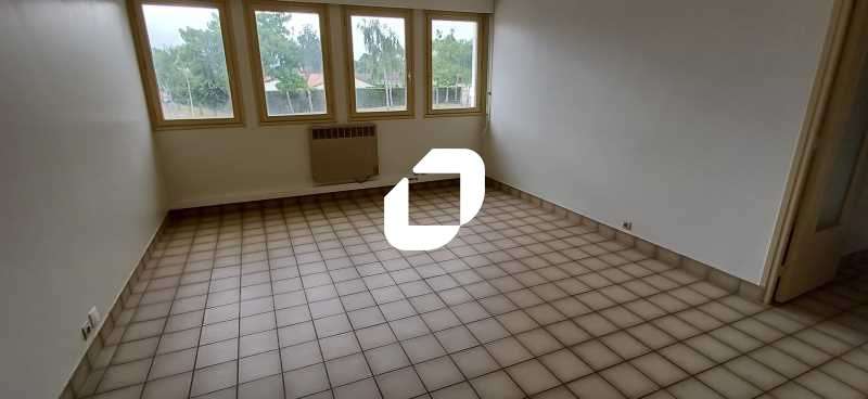 A louer Bureaux 75m² Magnanville