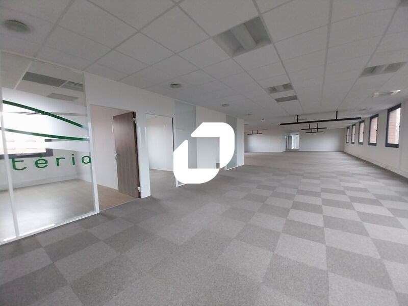 A louer Bureaux 650m² Montigny le bretonneux