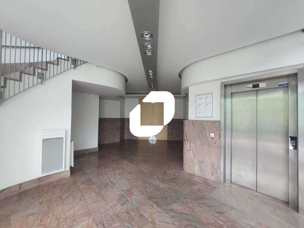 Vente Bureaux 2425m² Voisins le bretonneux