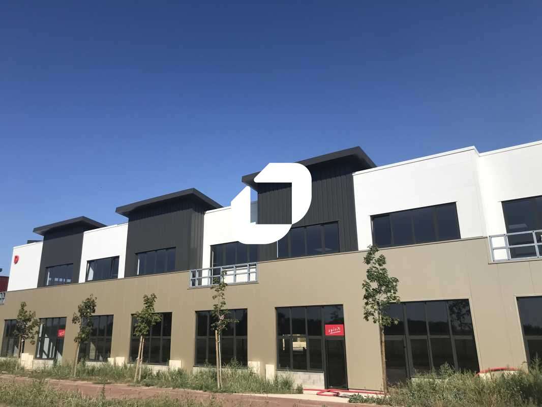 Au coeur du Carré Sénart, à proximité du golf de G