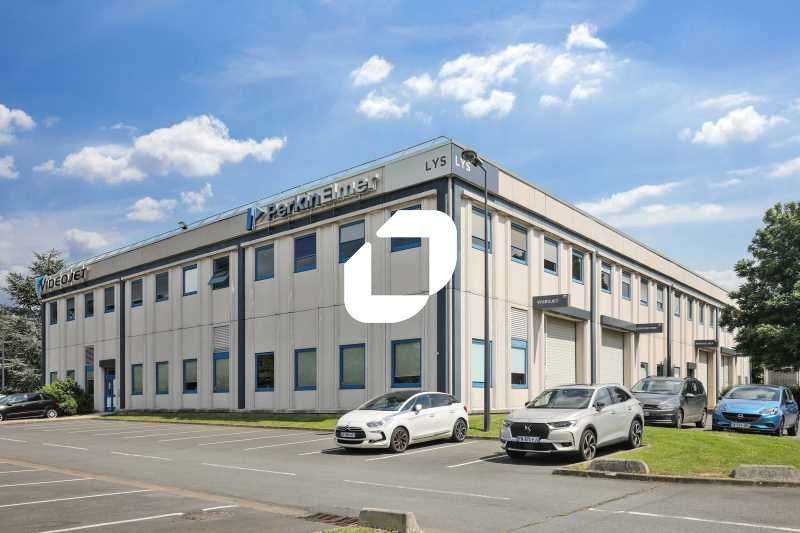 Locaux d'activités avec bureaux dans un parc clos