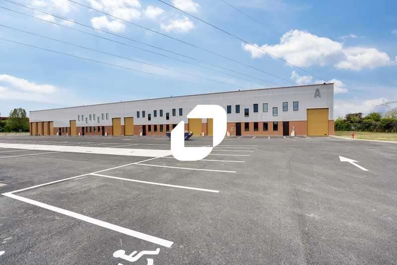 Au coeur d'une zone logistique le long de l'autoro