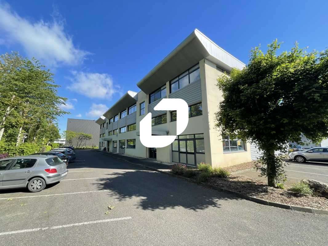 A proximité immédiate de la Francilienne N104, Imm