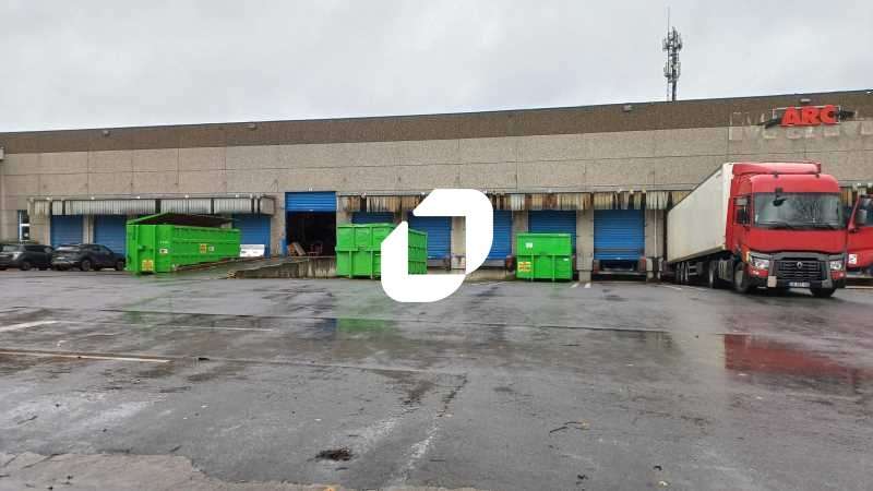 Dans une belle zone industrielle en IDF EST à prox
