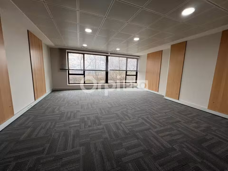 A louer bureau cloisonné de 63m² à Lieusaint
