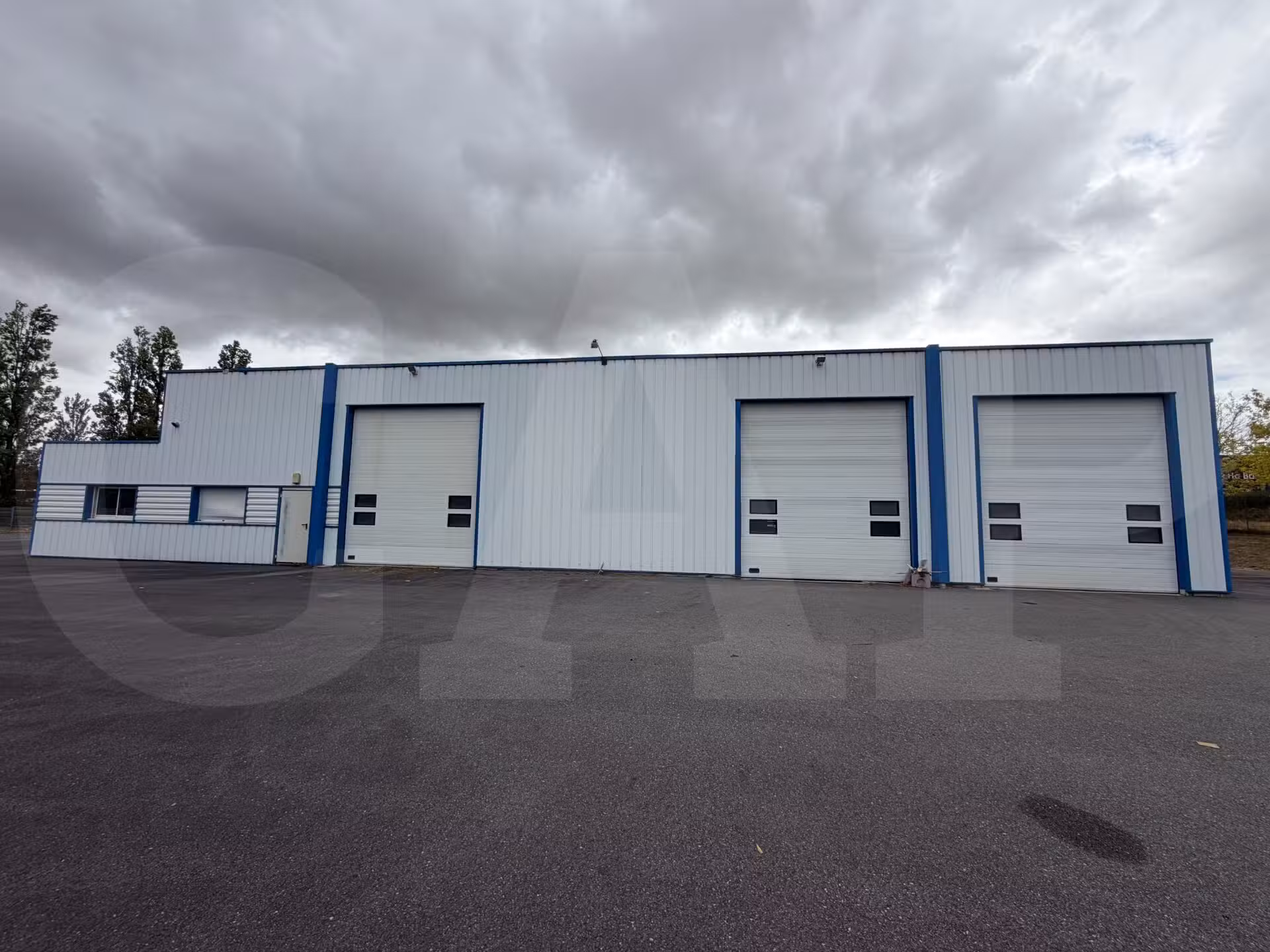 A louer locaux indépendant 675m² à Châteaubourg