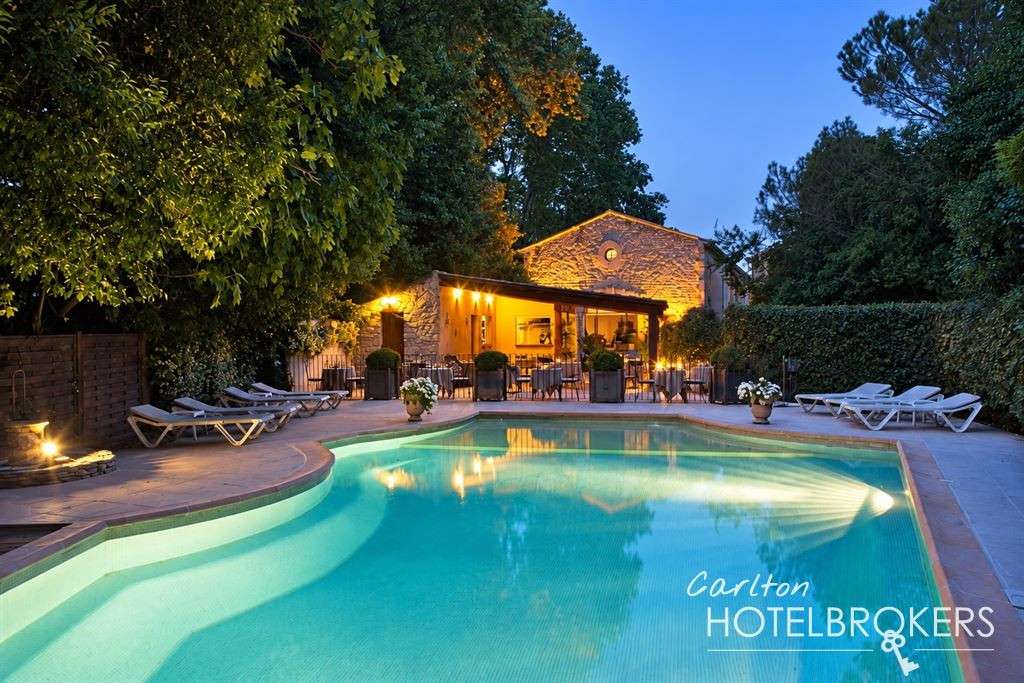 Vente murs d’hôtel occupés de caractère 750m² Gard
