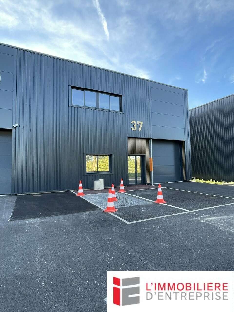 A vendre local activité 122m² à Theix RN165