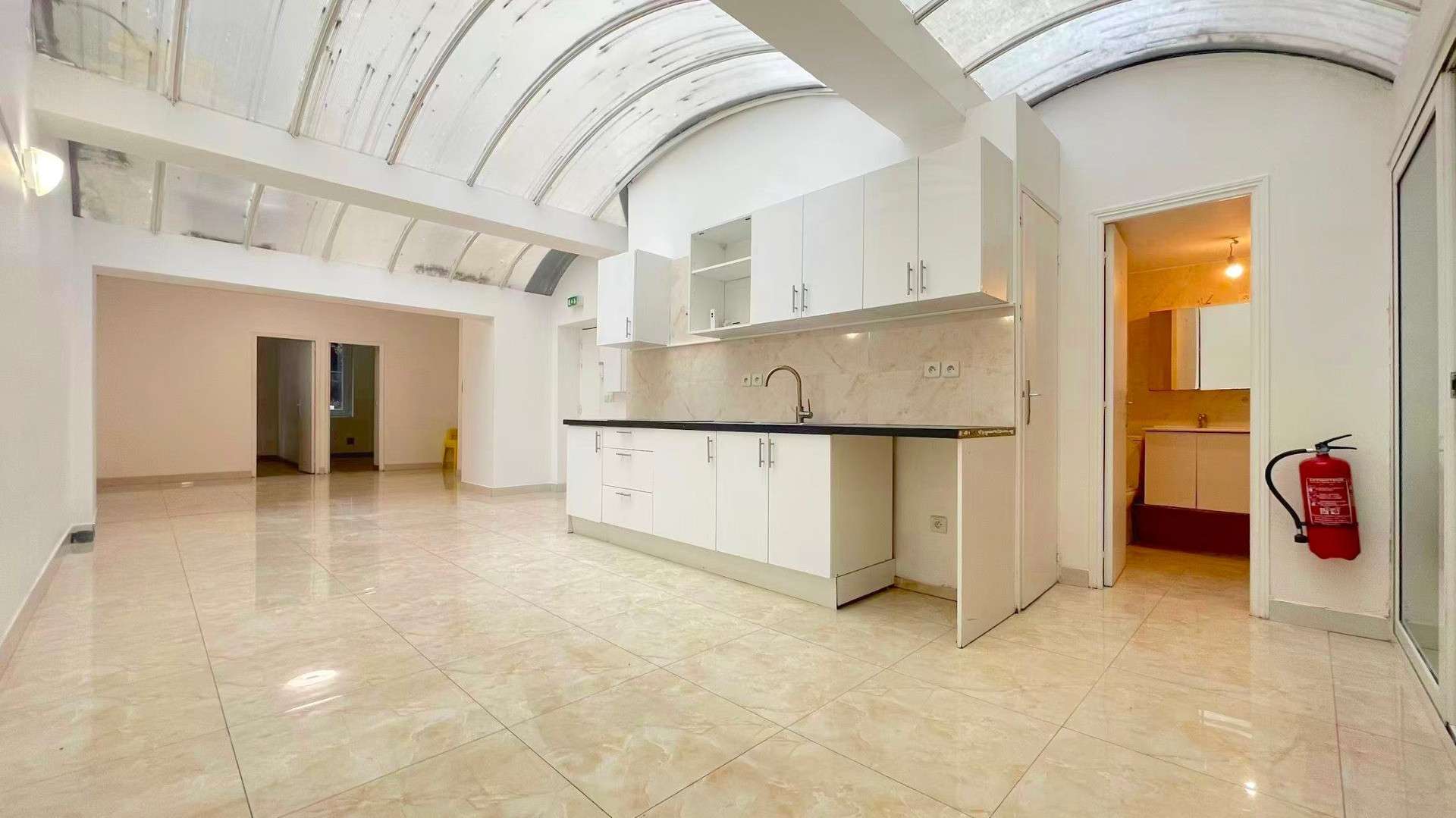 Local 111m² à louer au Passage d'Asile Paris 11eme