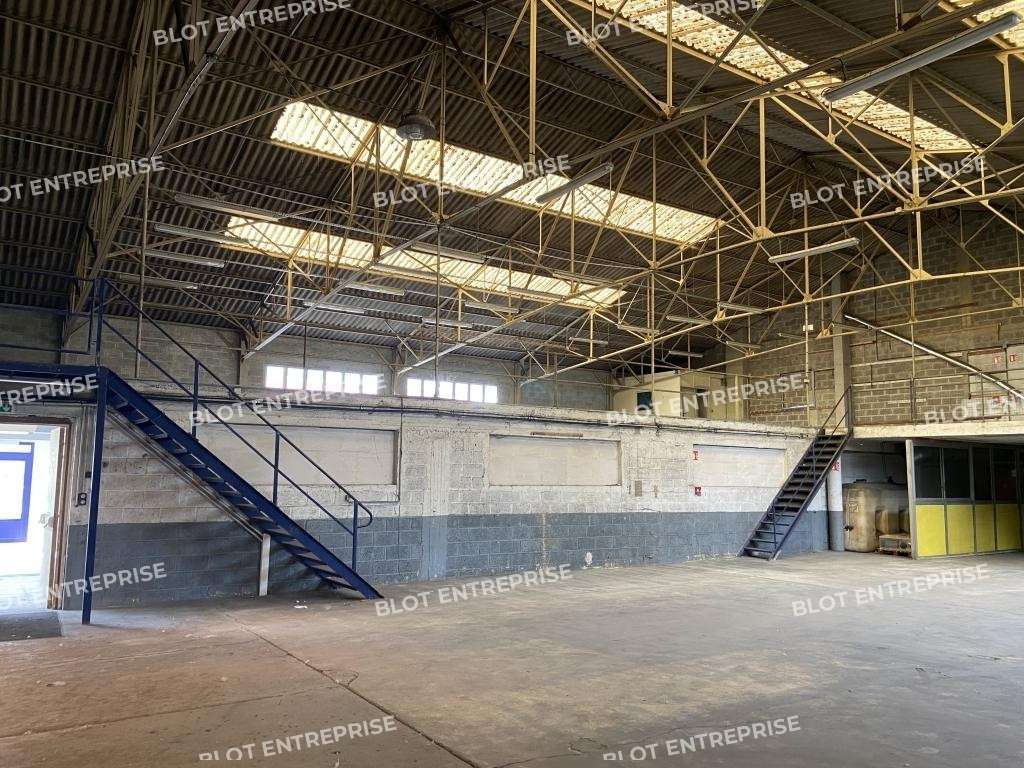 Loue local d'activités ou stockage 300m² à Quevert