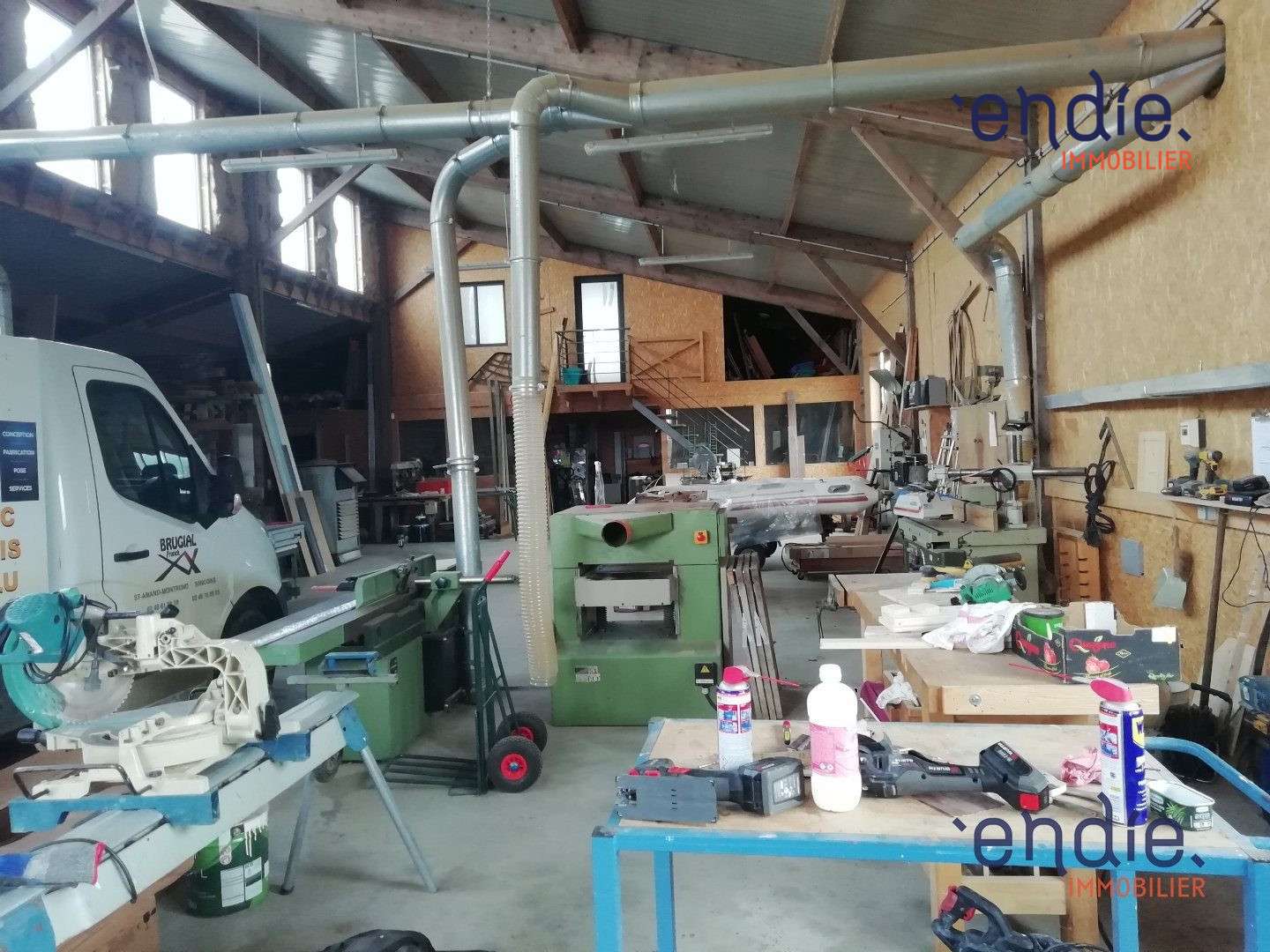 Local artisanal 524m² avec 2200m² de terrain 