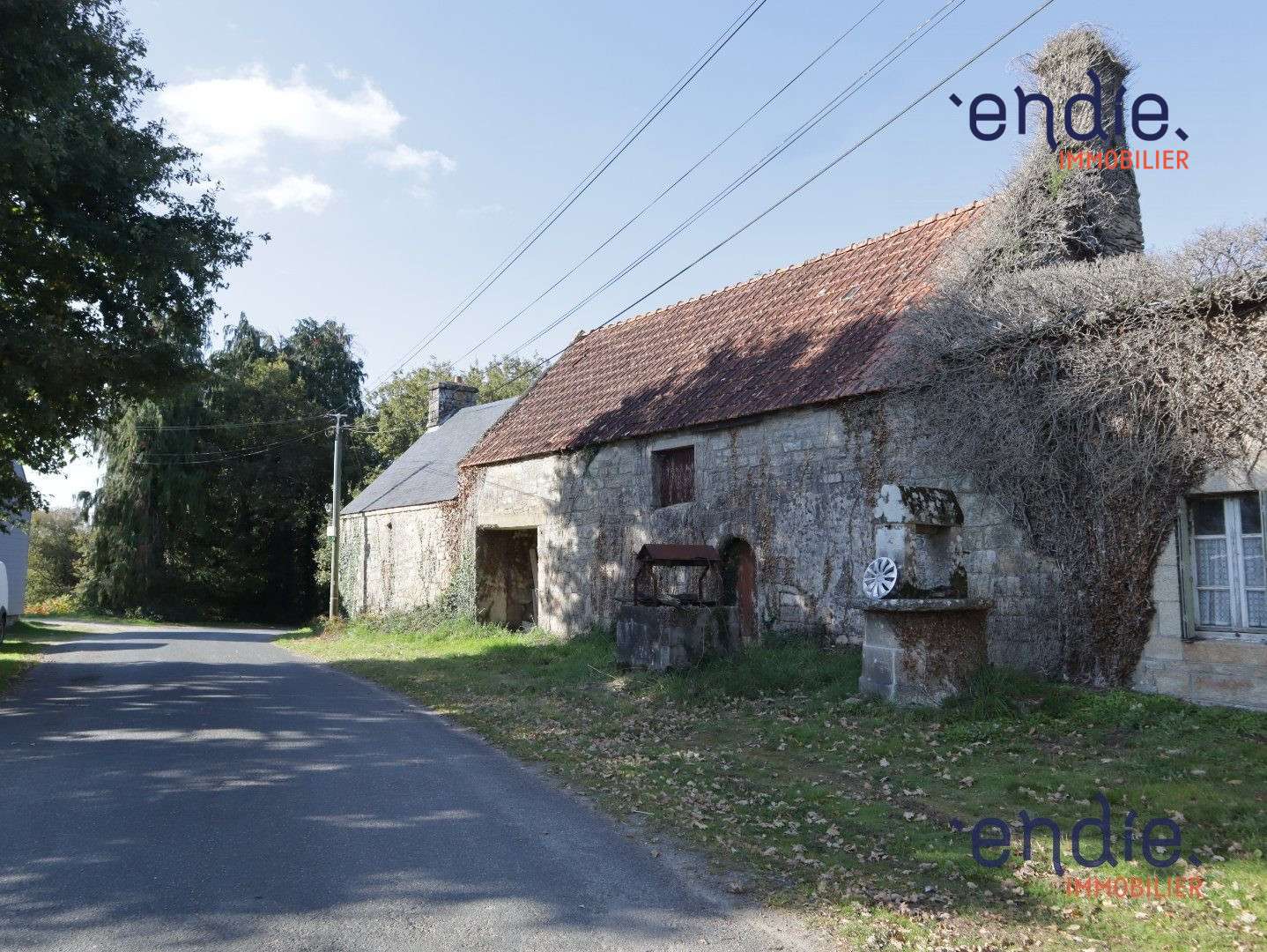 Dépendance en pierres mitoyenne en campagne.
