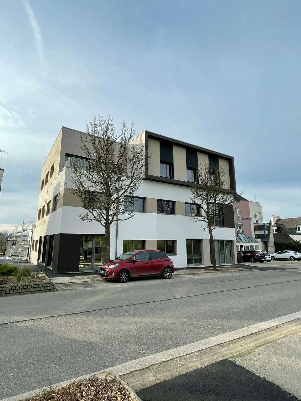 Loue bureaux neufs de 296m² en RDC à Saint Renan