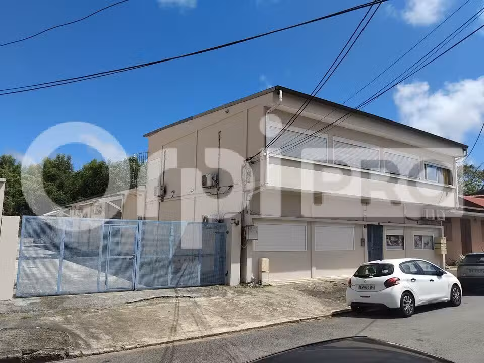 AV bureaux dépôts et logements 614m² à Cayenne