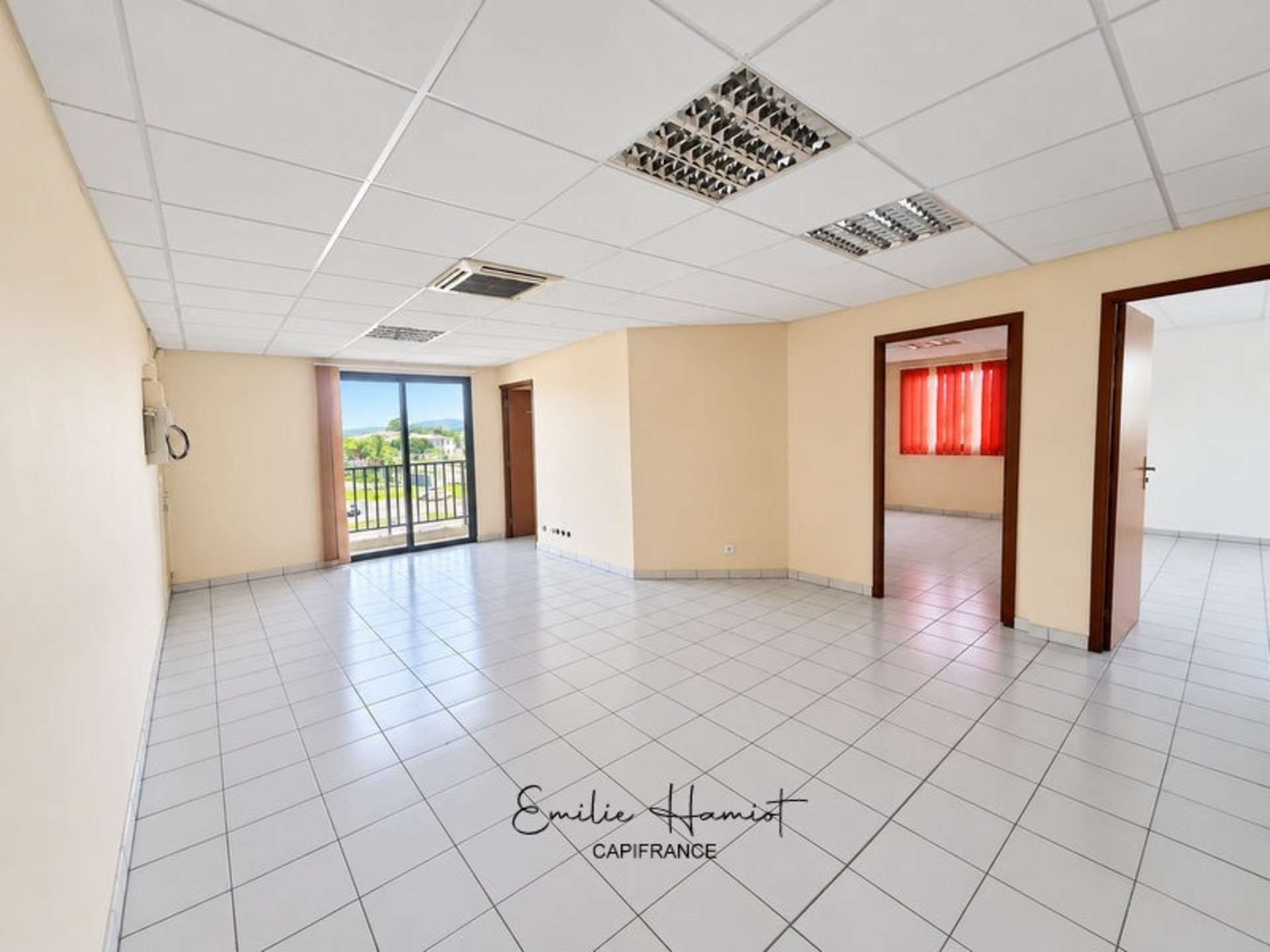 À Louer local professionnel de 222m² au Lamentin