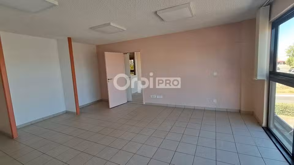 Local commercial de + 150m² à louer à Lons