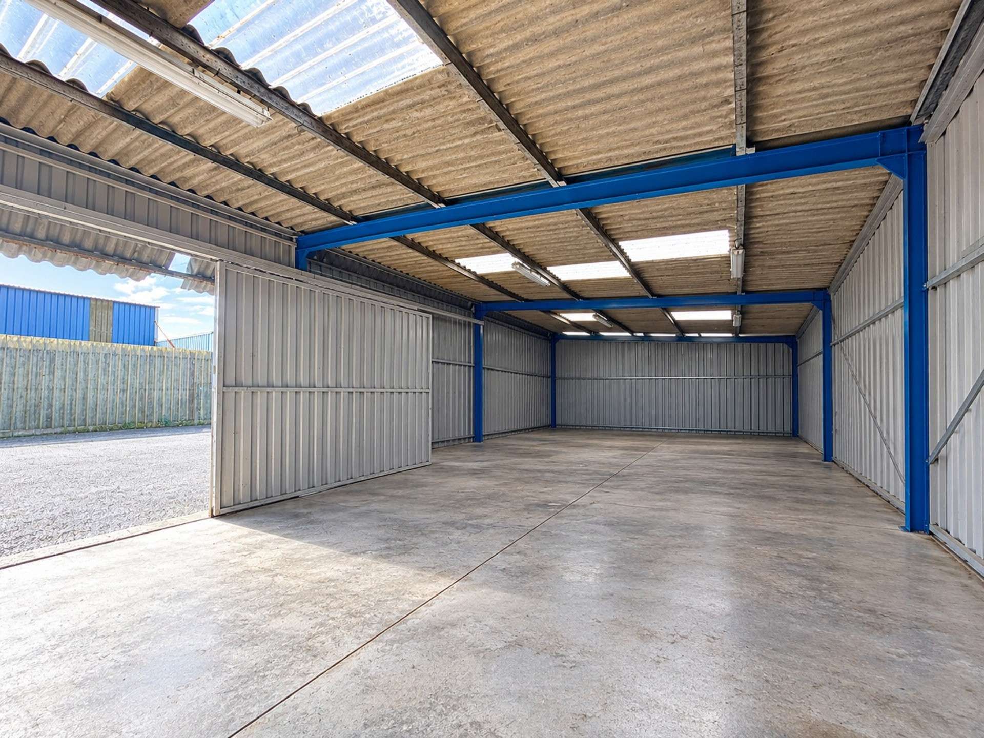 Hangar 105m² à louer zone industrielle Lourdes