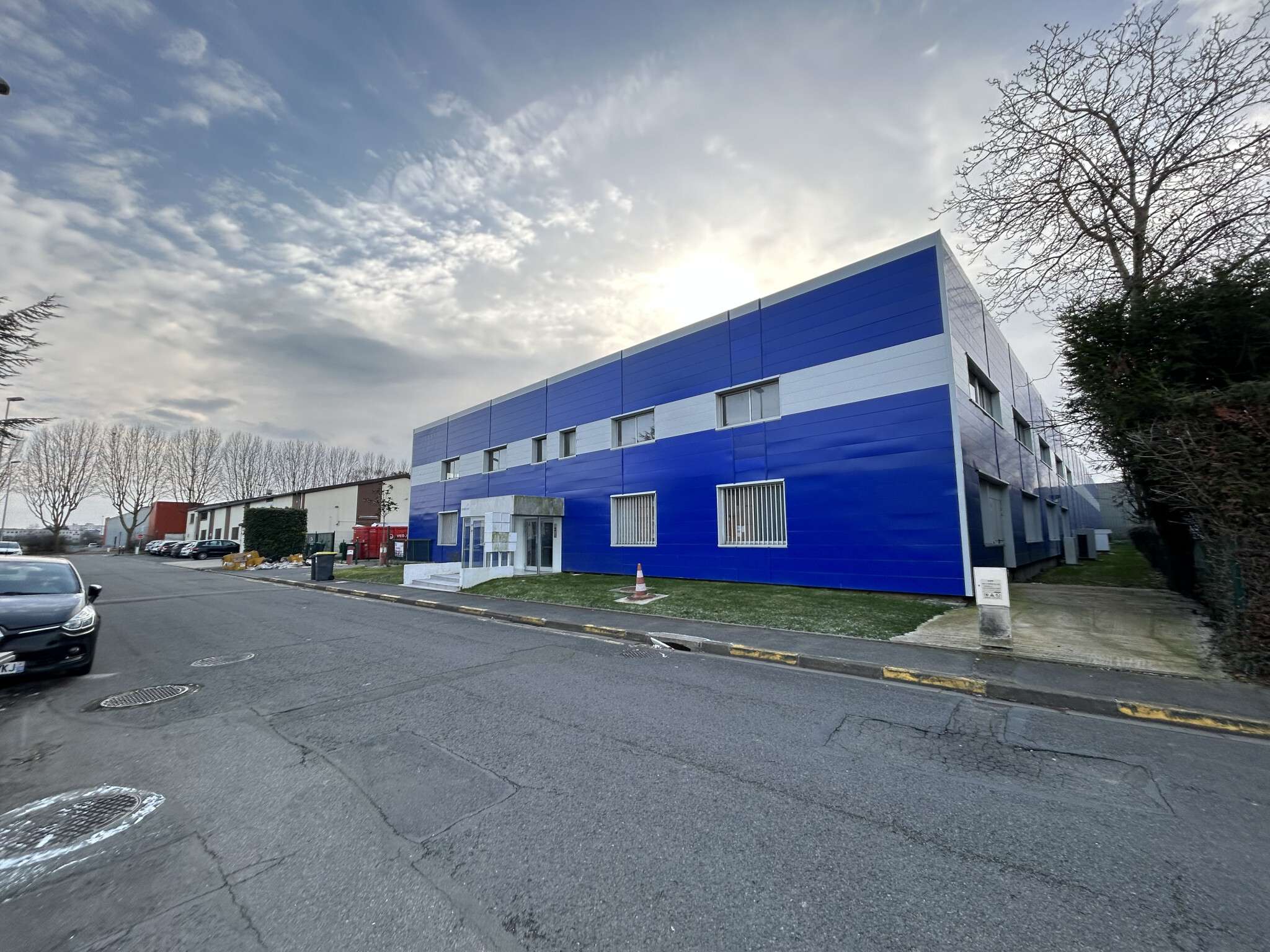 AV locaux d'activités partiellement loués Achères