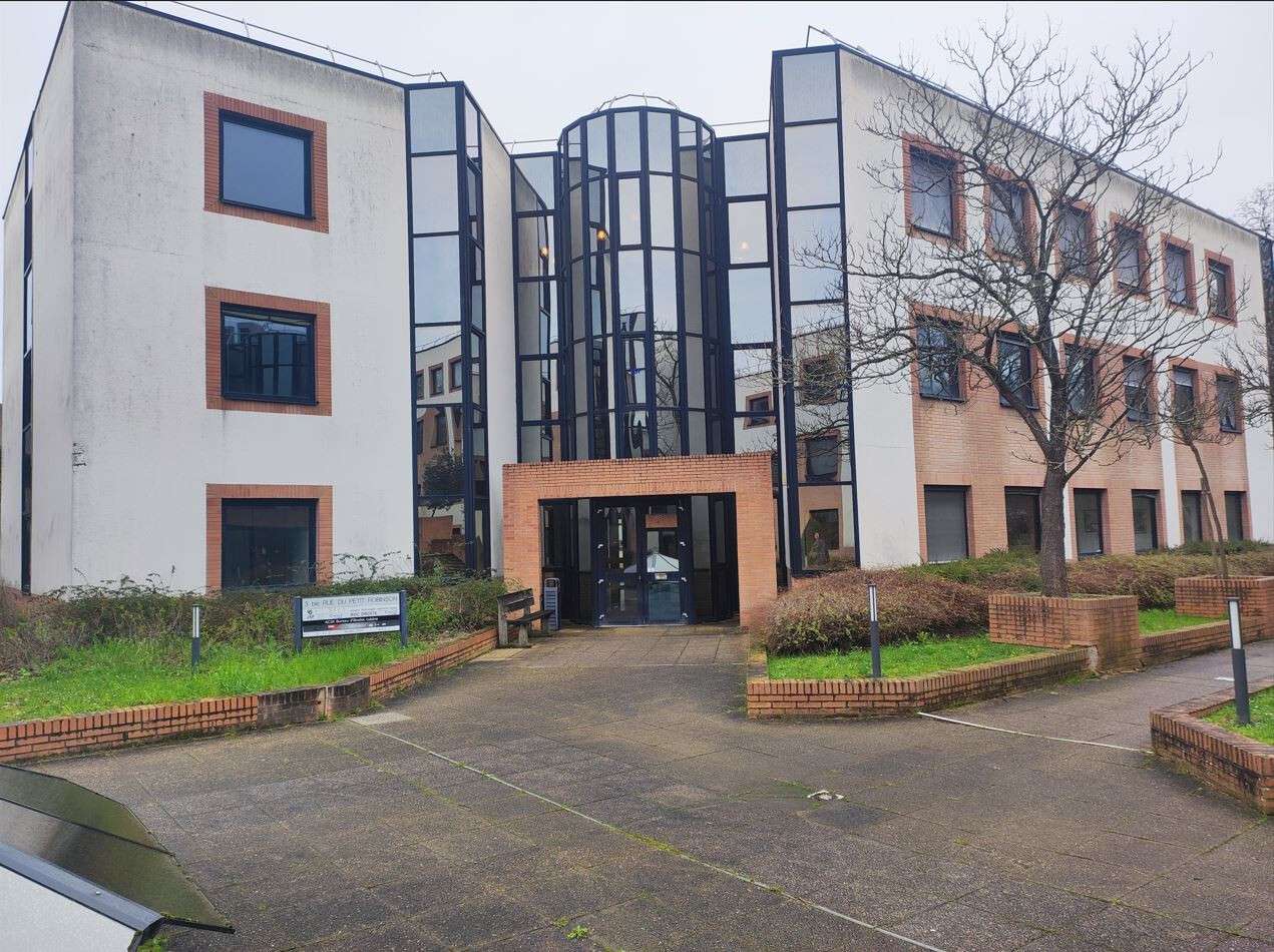 Bureaux loués à 75% à vendre à Jouy-en-Josas