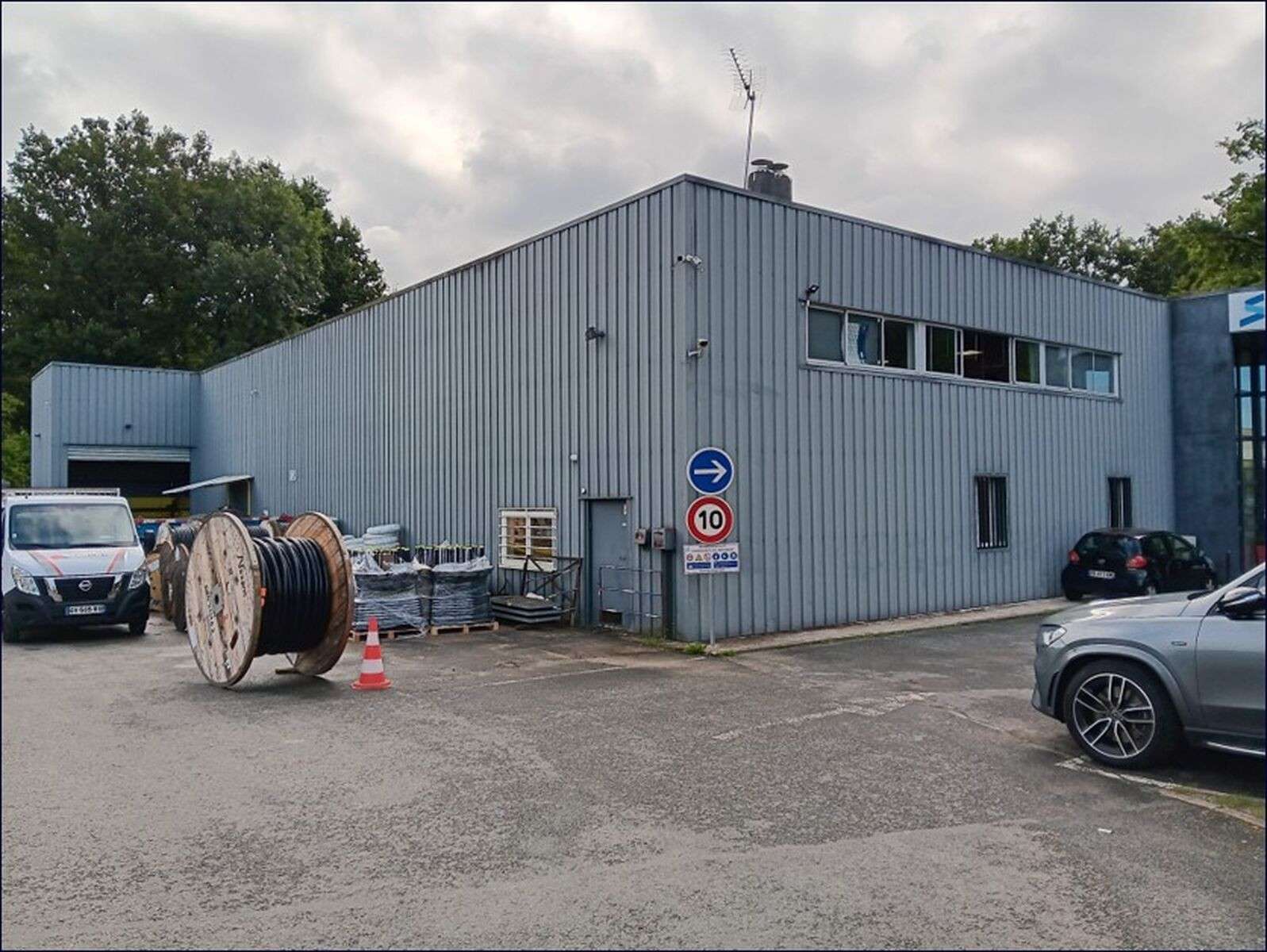 Local d'activité et bureaux à Vendre