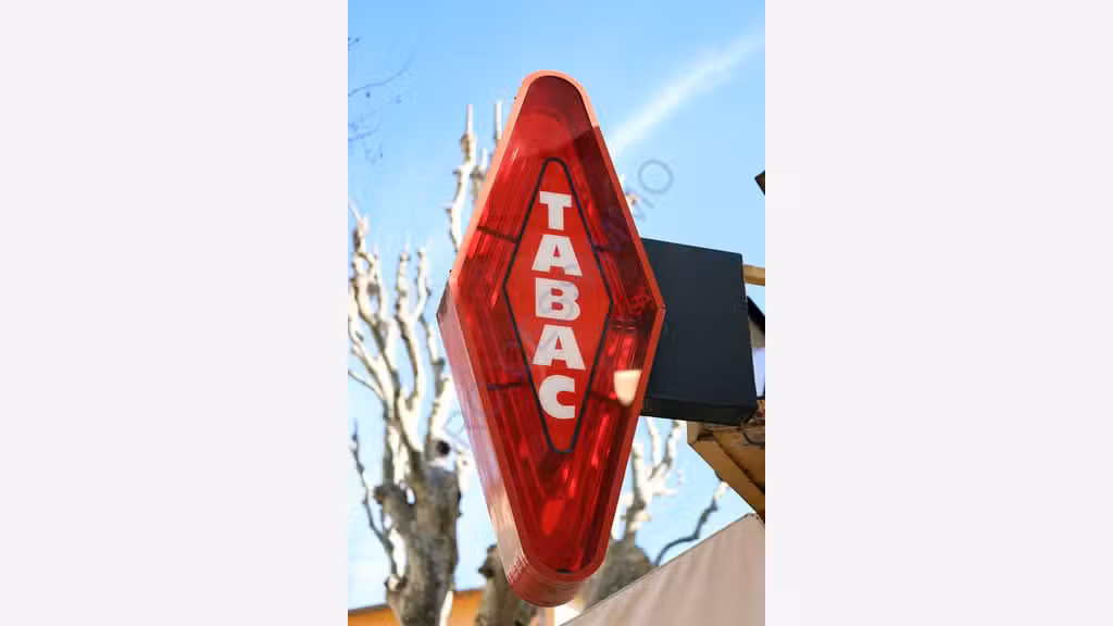 Vente FDC tabac FDJ dans un village du Gard