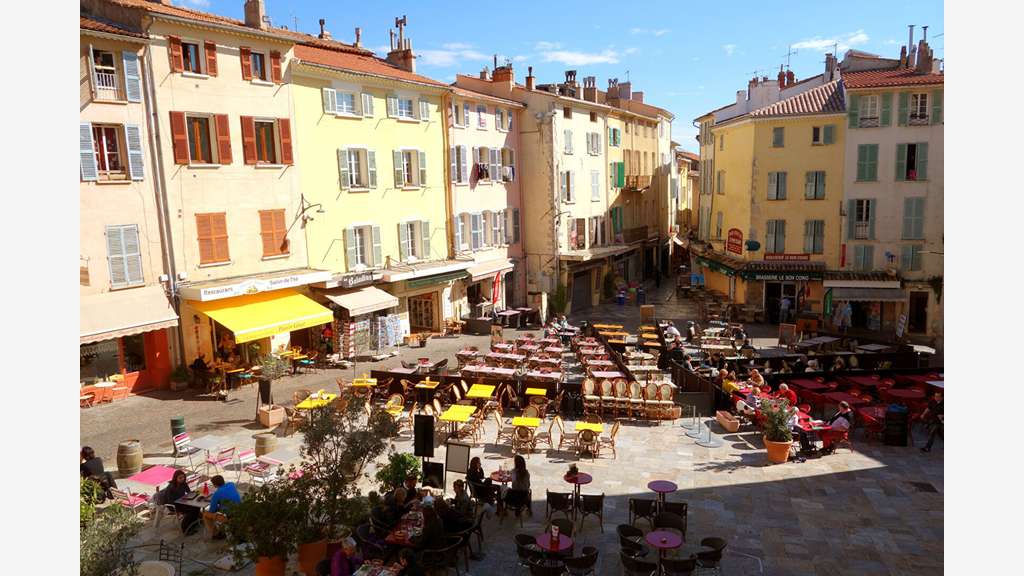 A VENDRE BRASSERIE AVEC LICENCE IV DE 137 m² OUVER