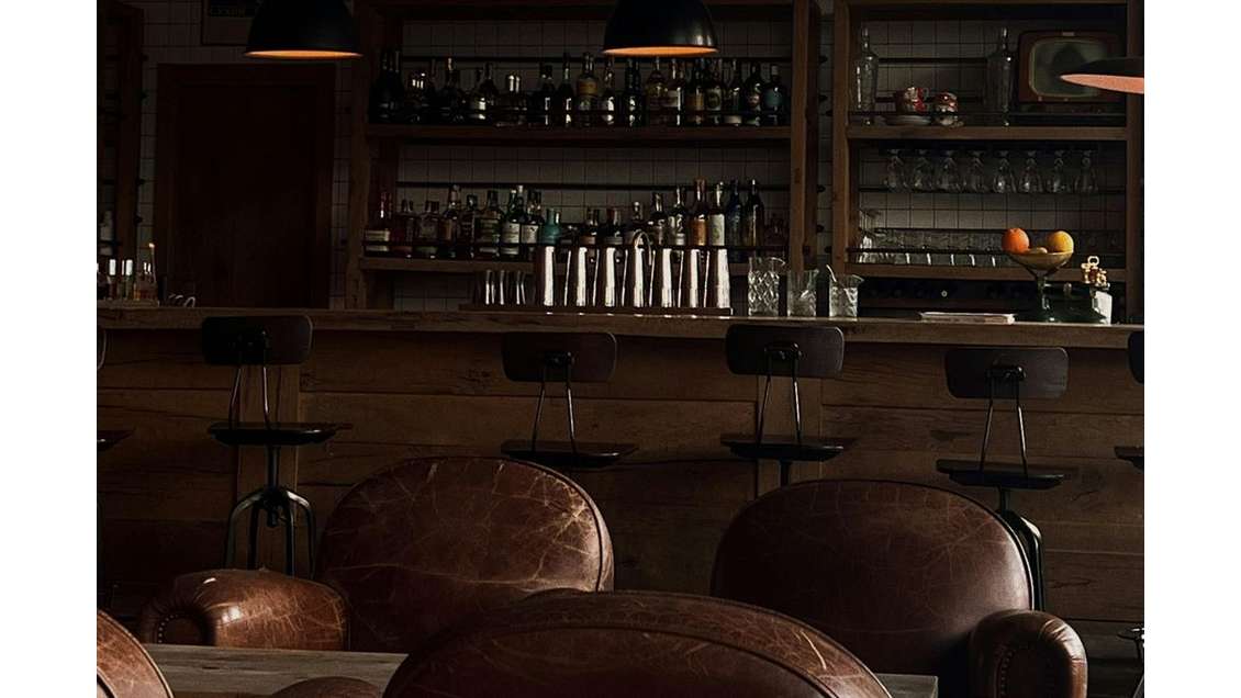 Bar café emplacement n°1 d'angle