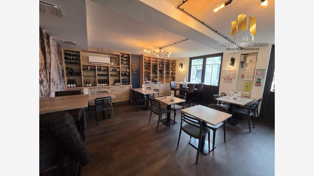 Restaurant rénové + grande terrasse + parking – 72