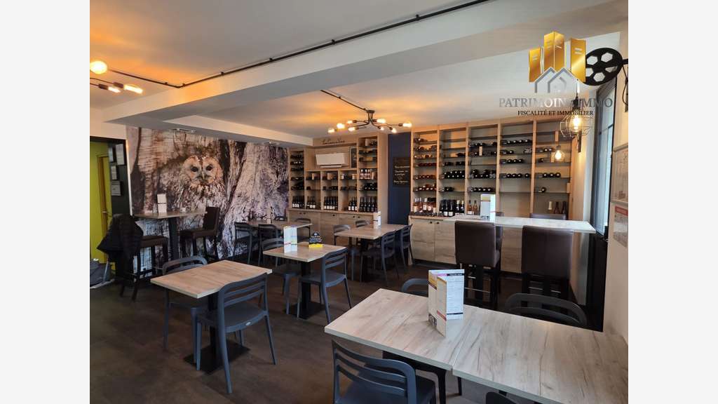 Restaurant rénové + grande terrasse + parking – 72