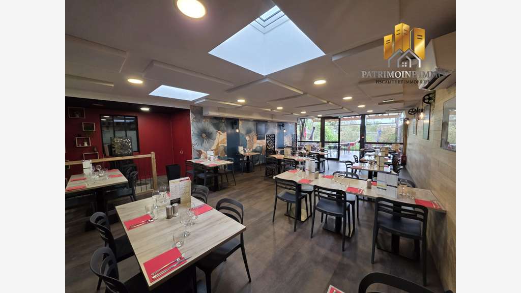 Restaurant rénové + grande terrasse + parking – 72