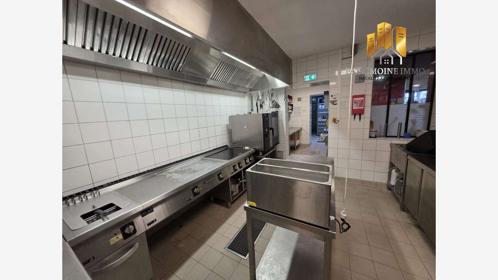 Restaurant rénové + grande terrasse + parking – 72