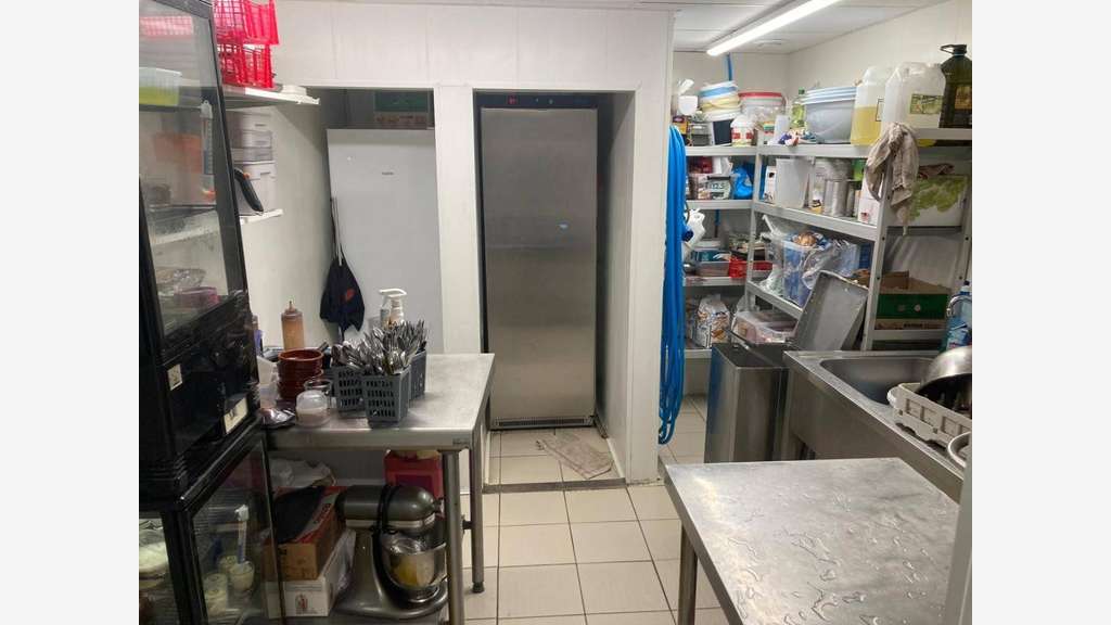 RESTAURANT BAR LICENCE IV EN PARFAIT ETAT ET AUX