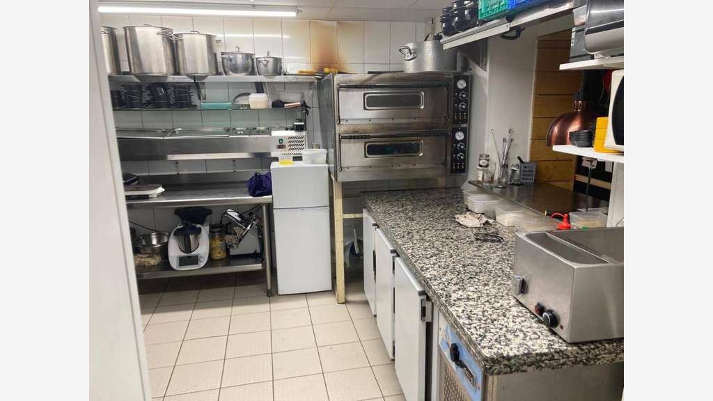 RESTAURANT BAR LICENCE IV EN PARFAIT ETAT ET AUX