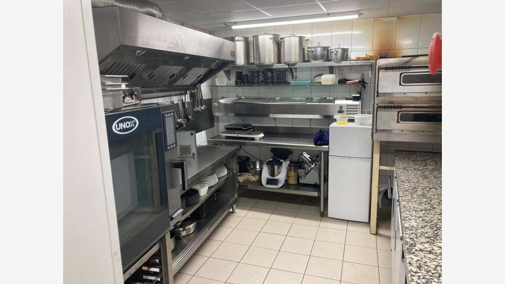 RESTAURANT BAR LICENCE IV EN PARFAIT ETAT ET AUX