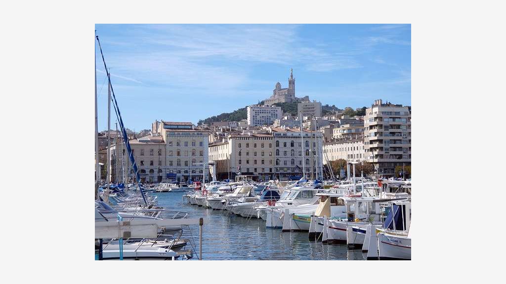 Vd brasserie L4 avec terrasse Marseille Vieux-Port