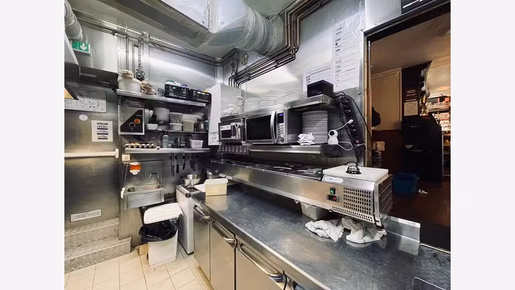 AV brasserie réputée à Paris Montmartre Abbesses
