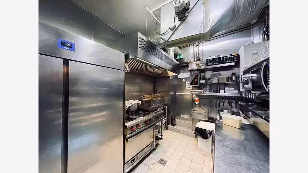 AV brasserie réputée à Paris Montmartre Abbesses