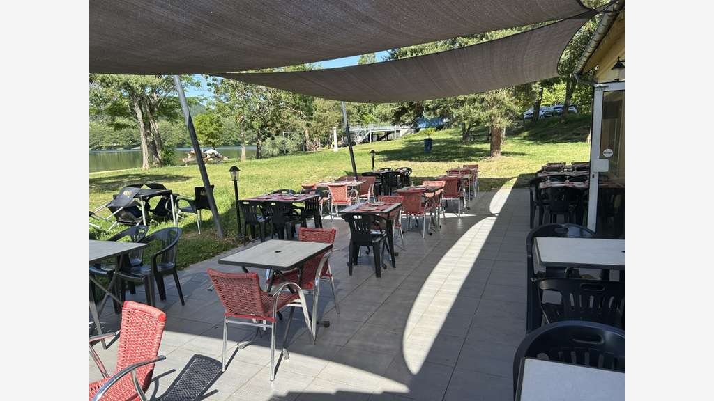 AV bar restaurant 150m² site plan d'eau Saint-Eloy